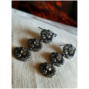 💛 EXPRESS Floral Crystal Statement Earrings 💛